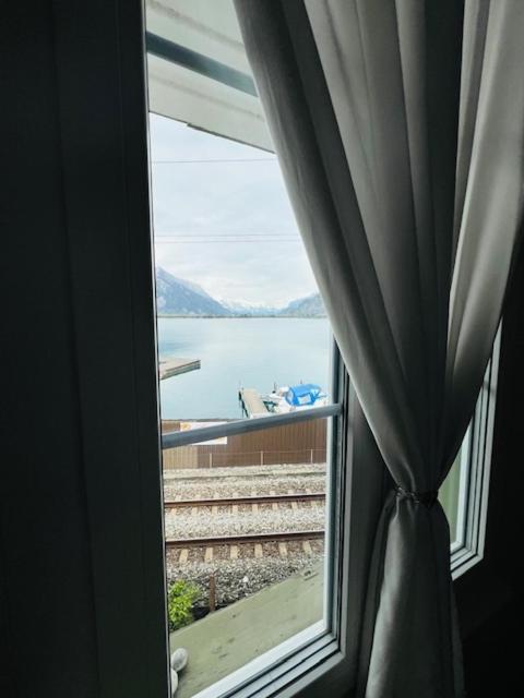 Au Bord Du Lac Därligen Екстериор снимка